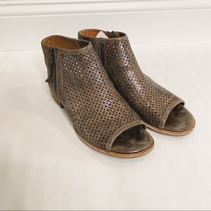 SOFT metallic gray sandals